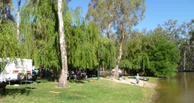 Murraybank Caravan Park Mathoura - Murray River beach