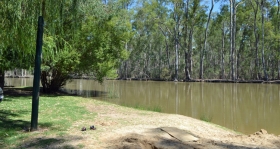 Murraybank Caravan Park Mathoura - Murray River beach the_beach2