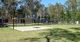Murraybank Caravan Park Mathoura - half-court basketball and inground swimming pool