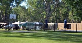 Murraybank Caravan Park Mathoura - half-court basketball and inground swimming pool