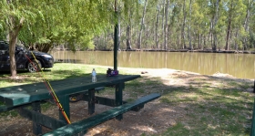 picnic_shelterMurraybank Caravan Park Mathoura - Riverside picnic table and shelter