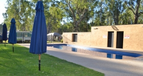 Murraybank Caravan Park Mathoura - Inground swimming pool poolside2